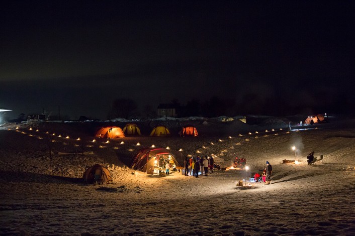 150221_YK_00919-706x470 冬キャンプの魅力！雪上テントの張り方から装備まで、徹底レポート。