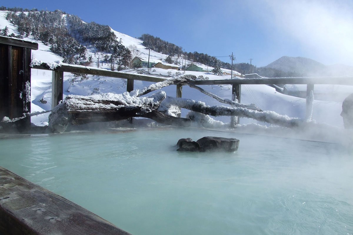 20 【雪見風呂特集】冬の温泉シーズンには、Jeepを走らせて行きたい！日本全国の人気＆穴場“雪見風呂”18選