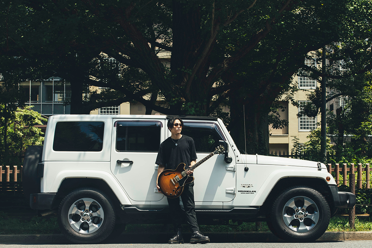 R5_5399 【Jeepオーナーインタビュー】目指すのは“ギターヒーロー”。ギタリスト・AssHが憧れ続けたJeepラングラーを手にした今と、ギターの存在を語る