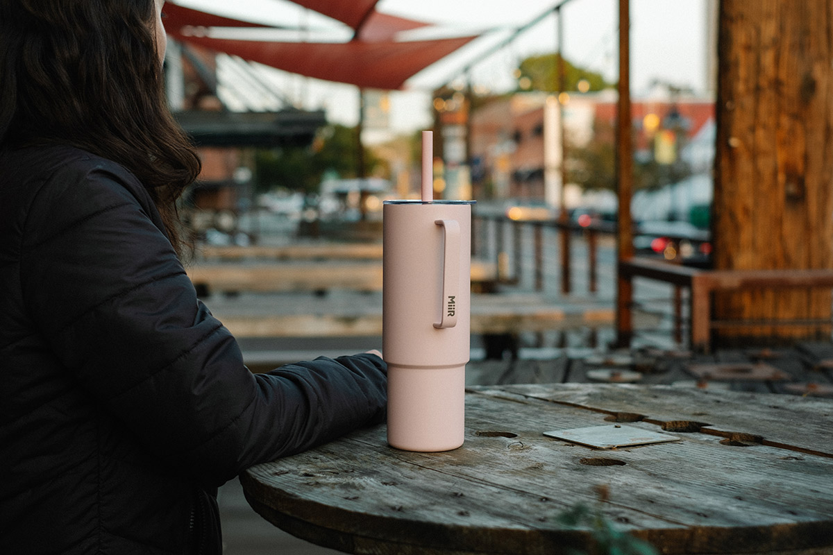 All_Day_Straw_Cup_Cherry_Blossom_32oz_Lifestyle_Oct-_23_-Sam_Ithurburn_47 【2025年・水筒特集】アウトドアでの登山やキャンプから日常使いまで大活躍！容量別の人気＆おすすめ水筒